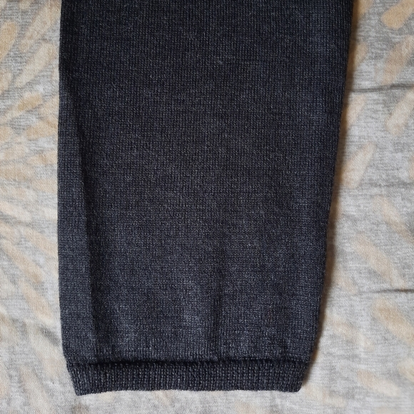 Banana Republic merino wool V- neck sweater size L. - Picture 5 of 9